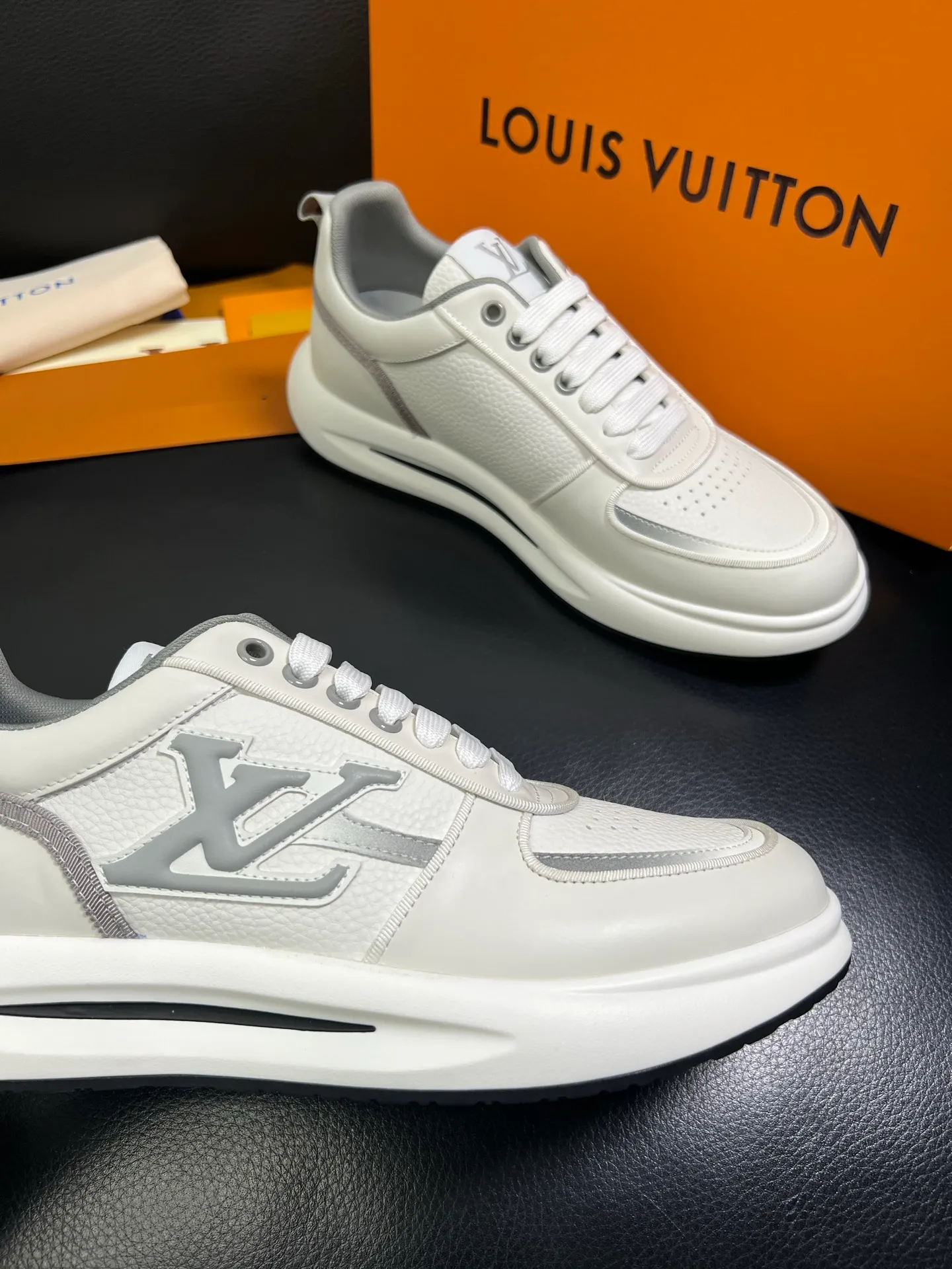 Men's shoes💰800 Lv 🔍Top purchasing agent🇮🇹 Louis Vuitton, the sports sneaker counter is synchronized, the uppers are imported from Italy, high-quality splicing colorful and complex crafts, the imported mesh padding is soft and comfortable, soles: original soles specially provided by the original factory, T men's men's shoes 💰U exclusive movable molded soles are super comfortable, original factory and single goods, 🔍🔍high quality, you can enter and exit the counter at will, welcome to compare, code number 38-44 (customized 45) 85871